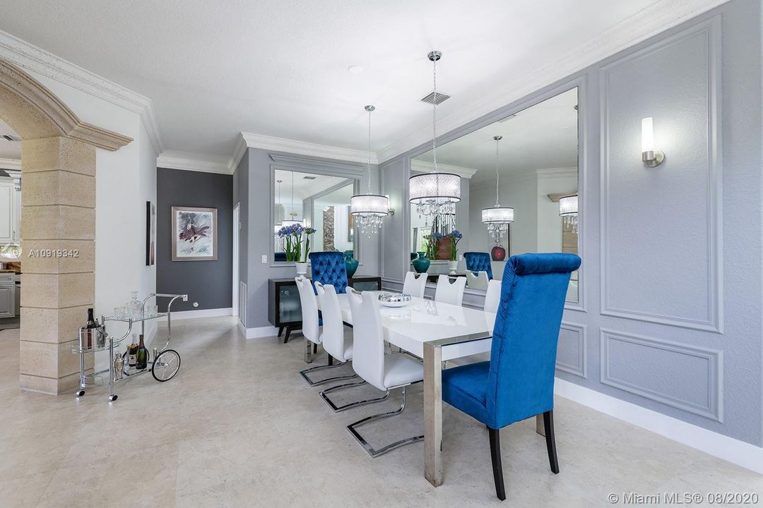 Vendido Recientemente: $689,000 (5 camas, 4 baños, 3408 Pies cuadrados)