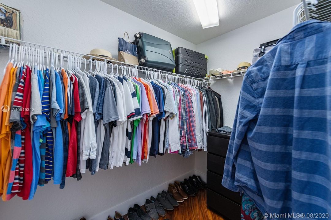 Vendido Recientemente: $689,000 (5 camas, 4 baños, 3408 Pies cuadrados)