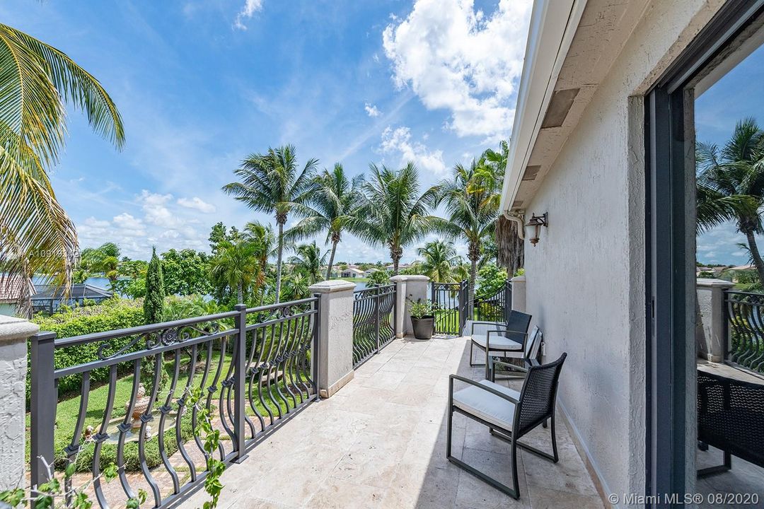 Vendido Recientemente: $689,000 (5 camas, 4 baños, 3408 Pies cuadrados)