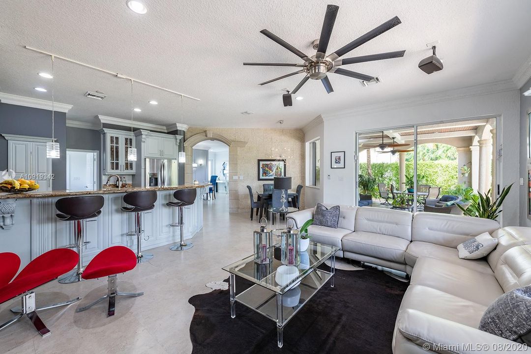 Vendido Recientemente: $689,000 (5 camas, 4 baños, 3408 Pies cuadrados)