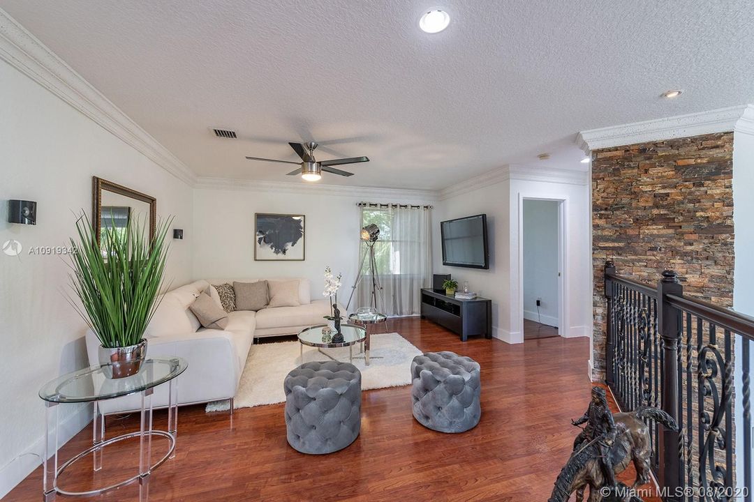 Vendido Recientemente: $689,000 (5 camas, 4 baños, 3408 Pies cuadrados)