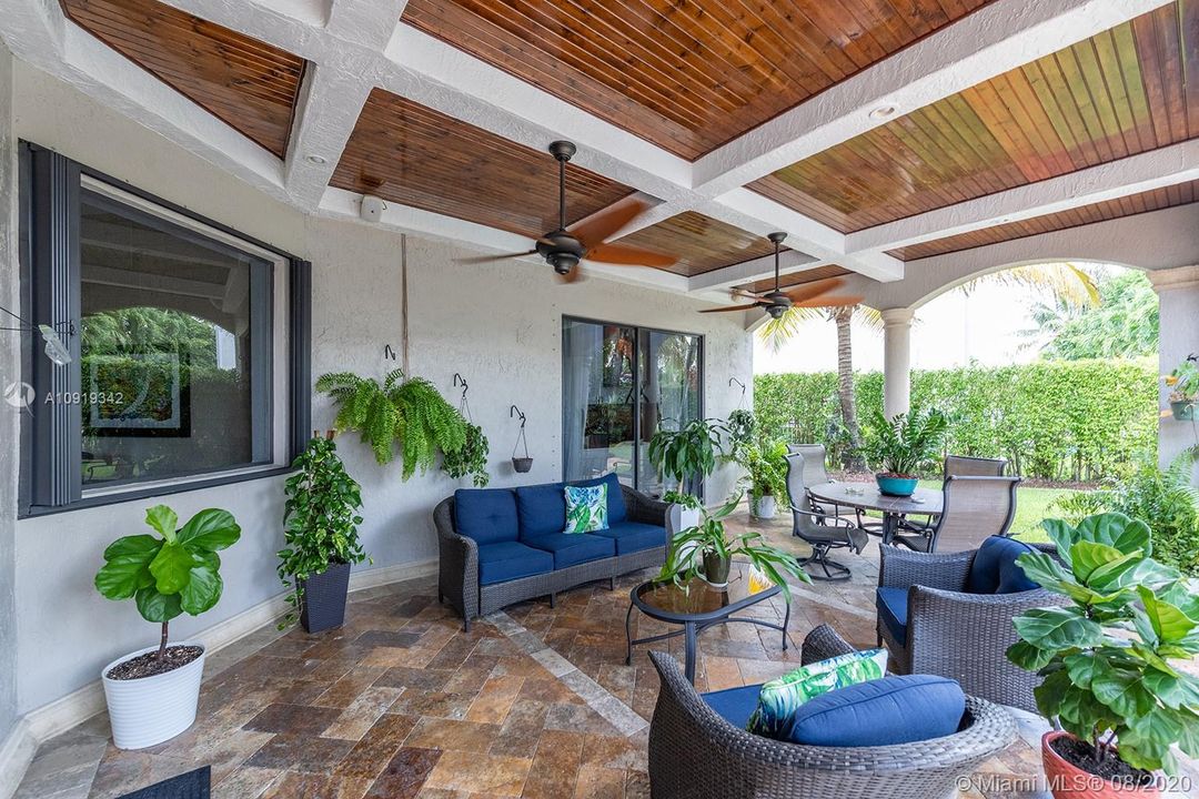Vendido Recientemente: $689,000 (5 camas, 4 baños, 3408 Pies cuadrados)