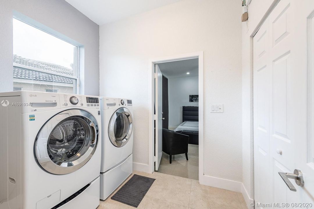 Vendido Recientemente: $689,000 (5 camas, 4 baños, 3408 Pies cuadrados)