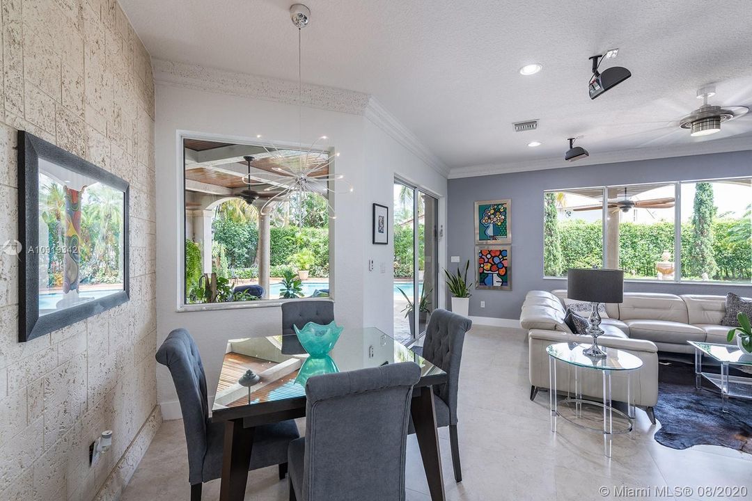 Vendido Recientemente: $689,000 (5 camas, 4 baños, 3408 Pies cuadrados)