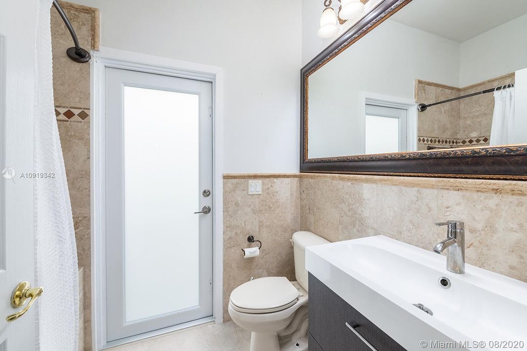 Vendido Recientemente: $689,000 (5 camas, 4 baños, 3408 Pies cuadrados)