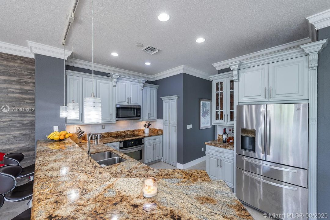 Vendido Recientemente: $689,000 (5 camas, 4 baños, 3408 Pies cuadrados)