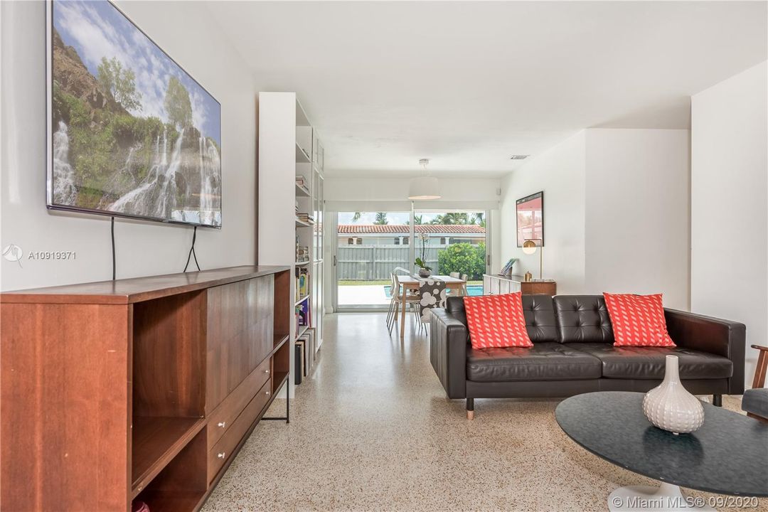 Vendido Recientemente: $420,000 (3 camas, 2 baños, 1048 Pies cuadrados)