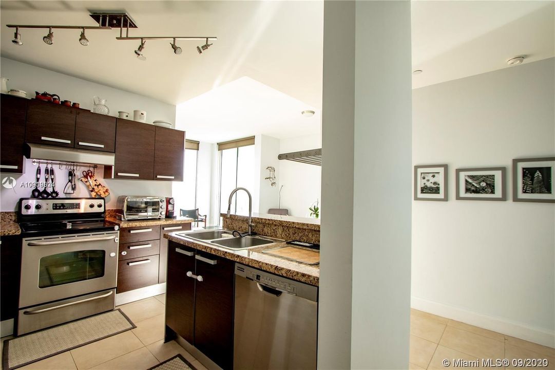 Vendido Recientemente: $391,500 (2 camas, 2 baños, 1017 Pies cuadrados)
