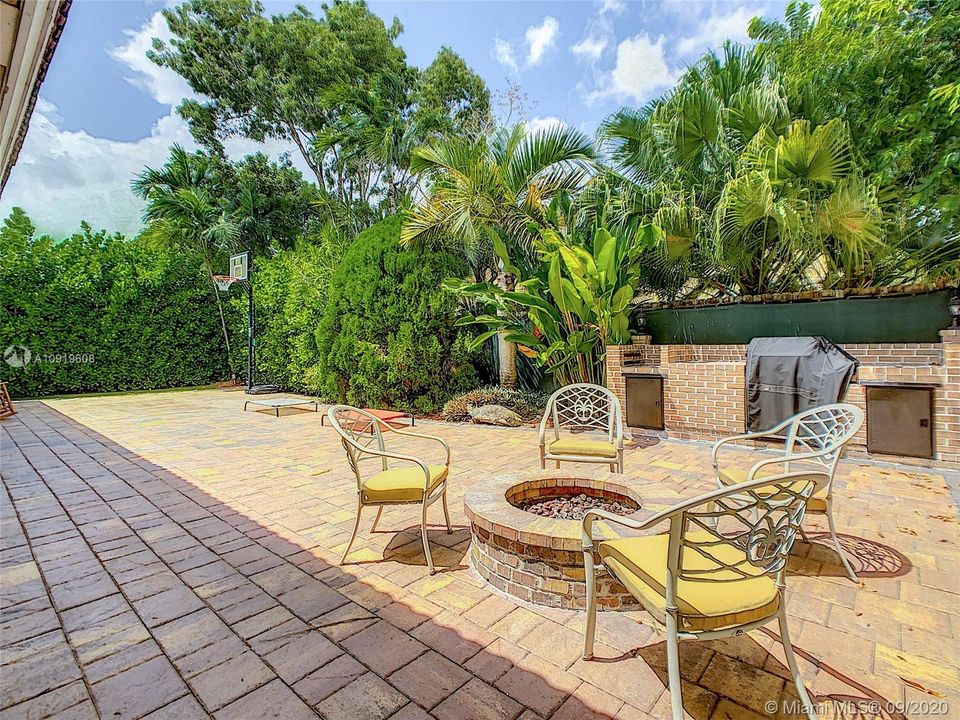 Recently Sold: $415,000 (3 beds, 2 baths, 1752 Square Feet)