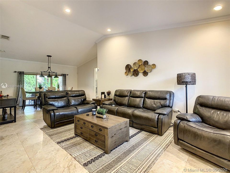 Recently Sold: $415,000 (3 beds, 2 baths, 1752 Square Feet)