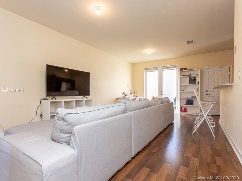 最近售出: $330,000 (3 贝兹, 2 浴室, 1740 平方英尺)