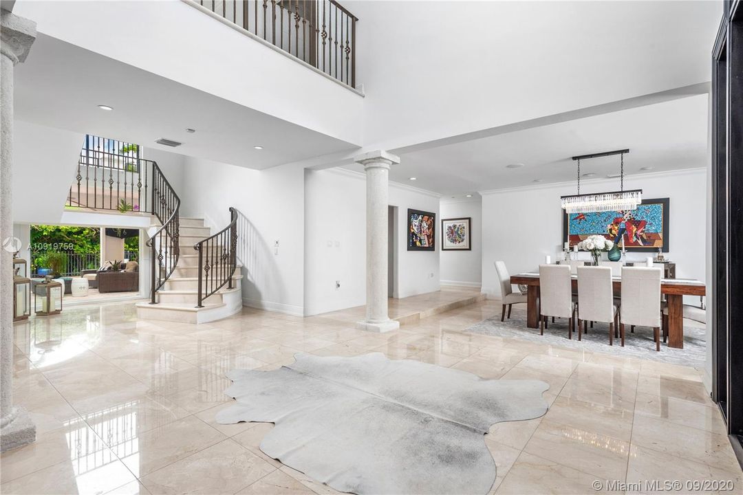 LUXURY FOYER