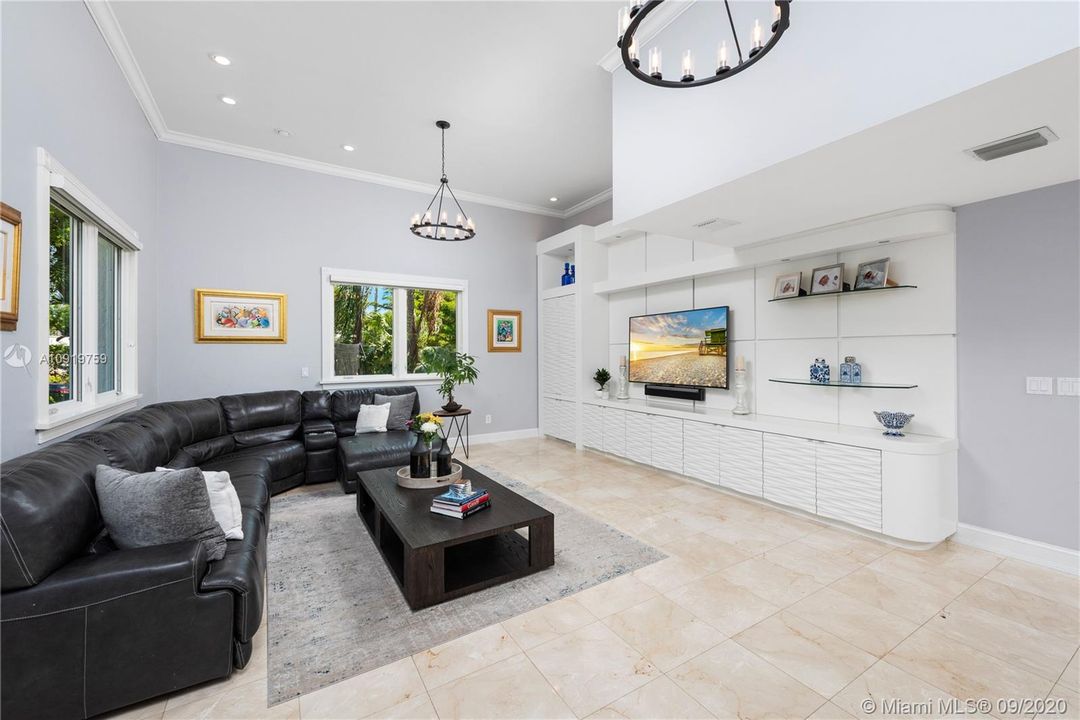 IMPRESSIVE FAMILY ROOM