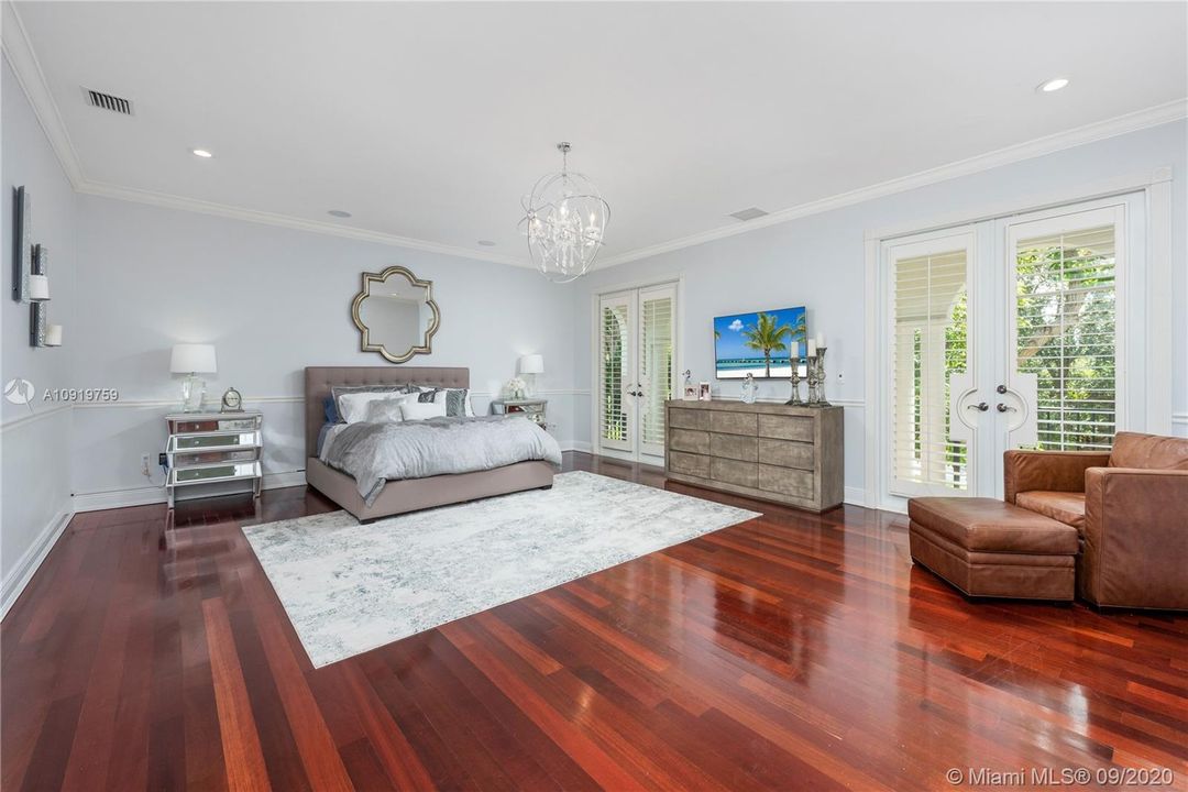 STUNNING MASTER BEDROOM WITH A PRIVATE BALCONY. SECOND FLOOR