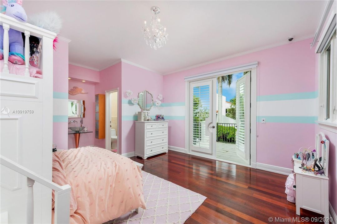 2ND FLOOR BEDROOM OPEN TO A LARGE TERRACE