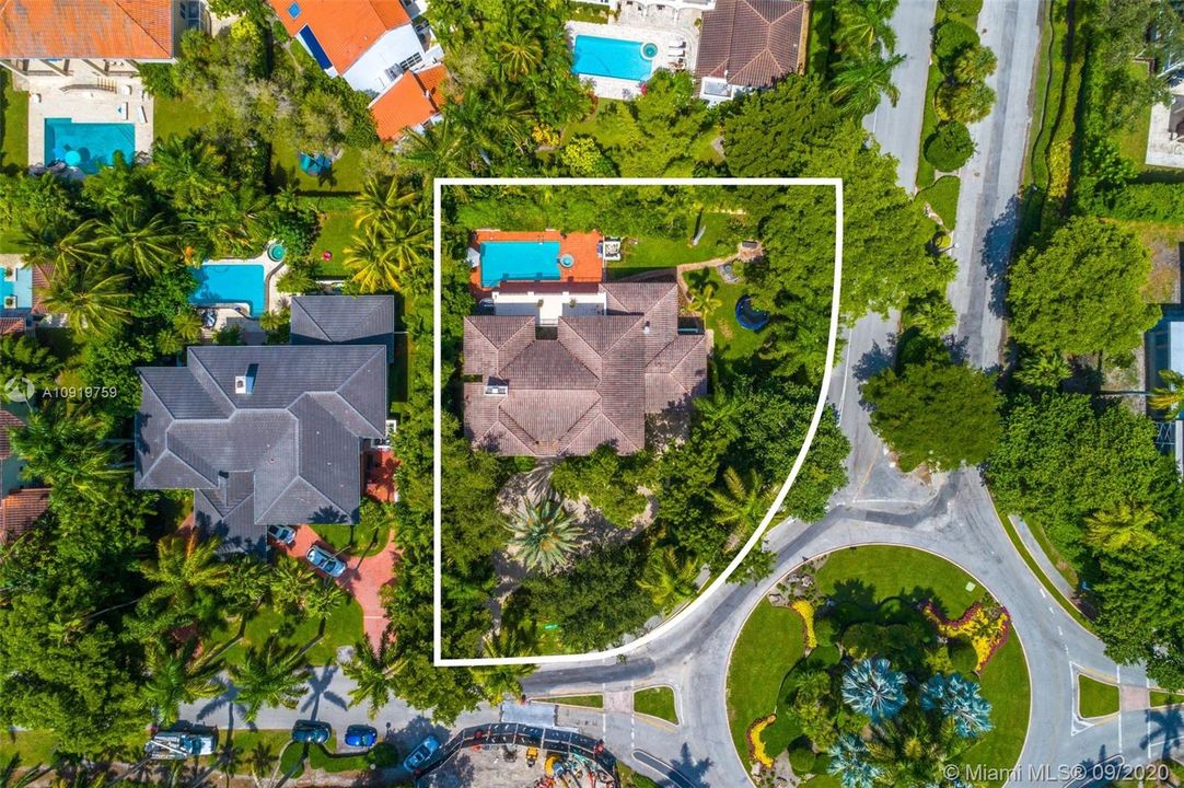 Vendido Recientemente: $2,495,000 (5 camas, 5 baños, 5363 Pies cuadrados)
