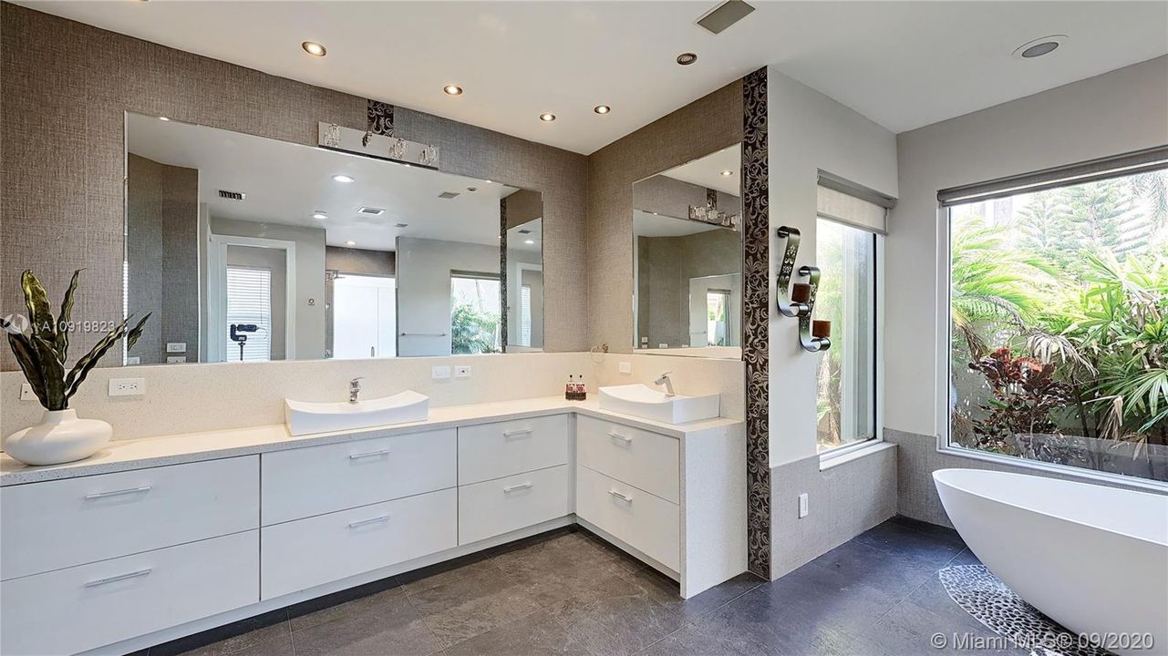 Recientemente alquilado: $8,500 (5 camas, 4 baños, 4156 Pies cuadrados)