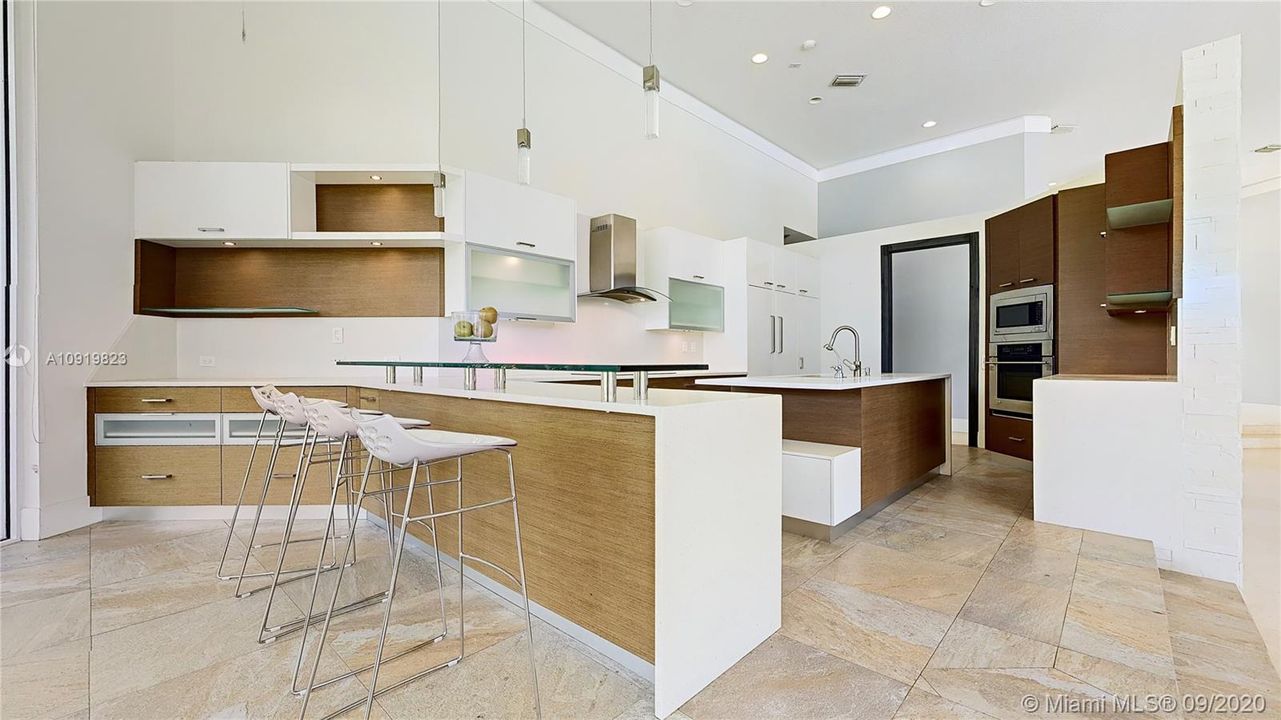 Recientemente alquilado: $8,500 (5 camas, 4 baños, 4156 Pies cuadrados)