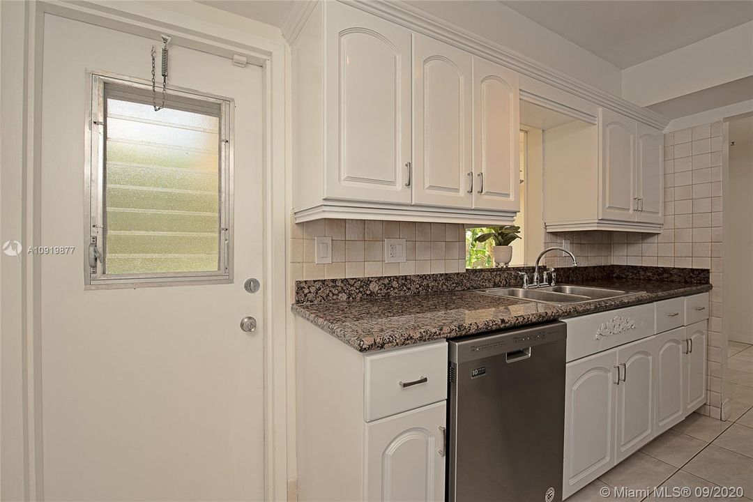 Vendido Recientemente: $283,700 (2 camas, 2 baños, 1485 Pies cuadrados)