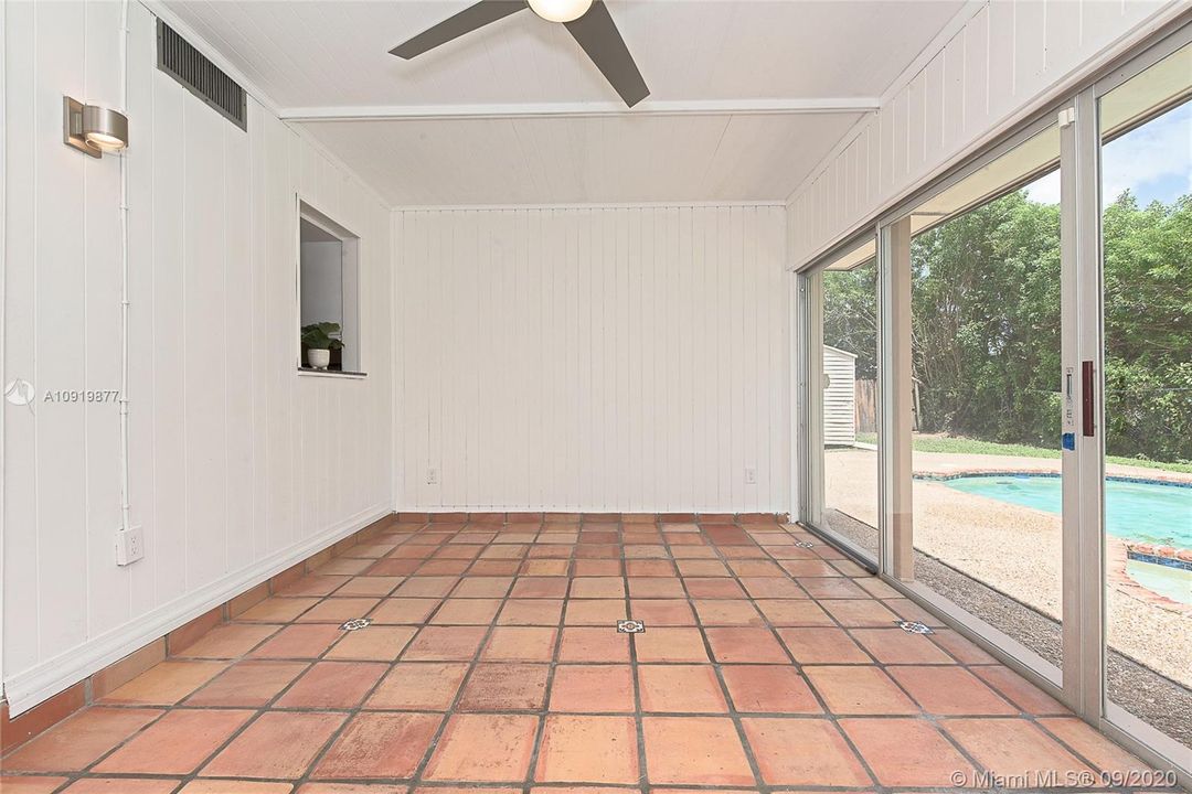 Vendido Recientemente: $283,700 (2 camas, 2 baños, 1485 Pies cuadrados)