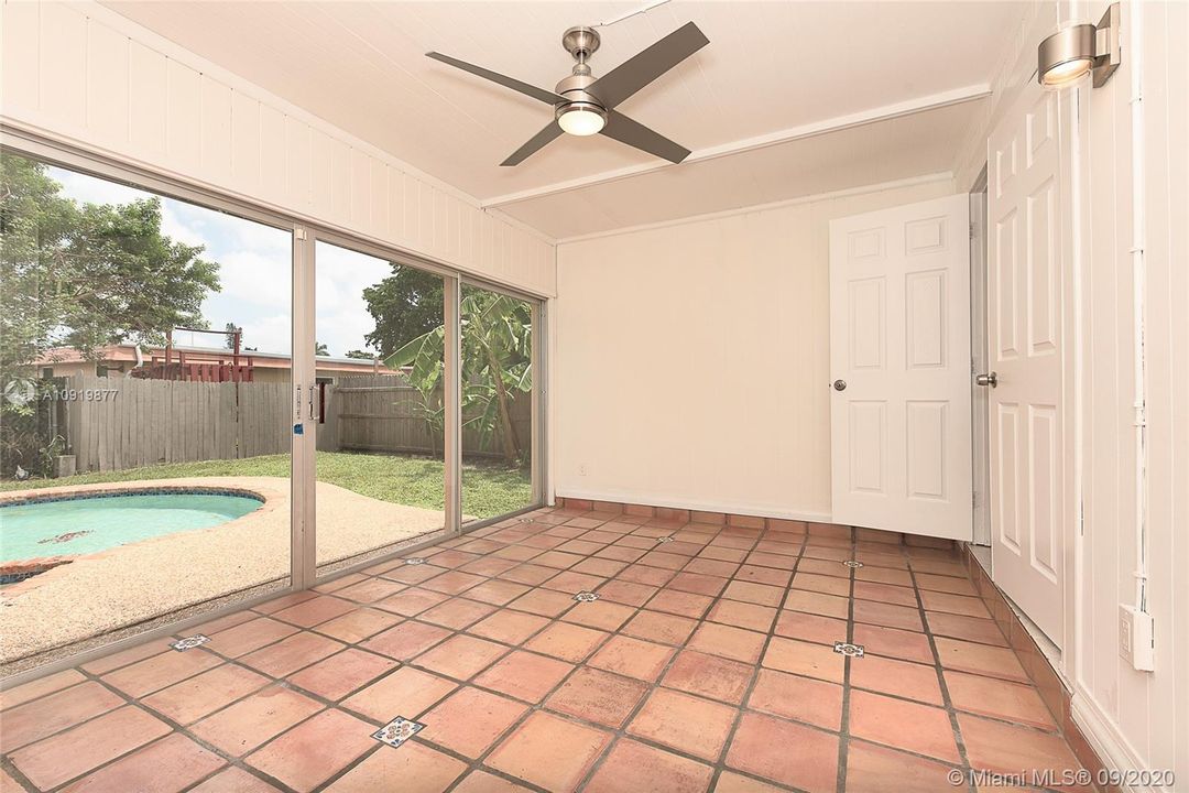 Vendido Recientemente: $283,700 (2 camas, 2 baños, 1485 Pies cuadrados)