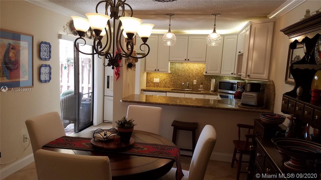 Vendido Recientemente: $279,900 (2 camas, 2 baños, 1470 Pies cuadrados)