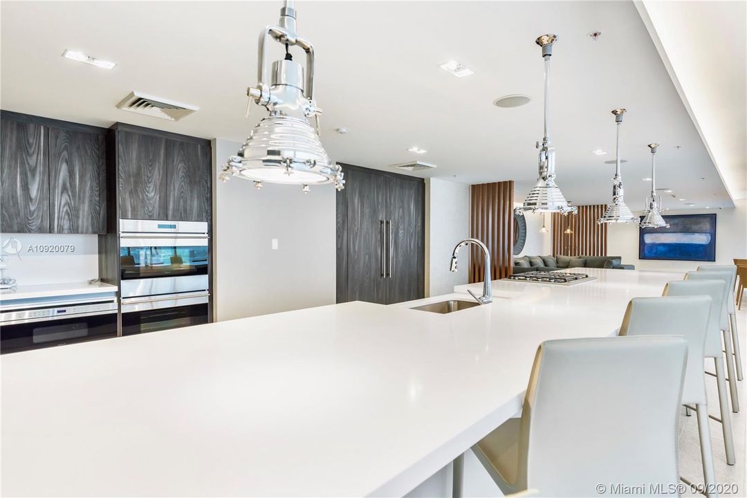 Cucina Kitchen to Entertain Guests.