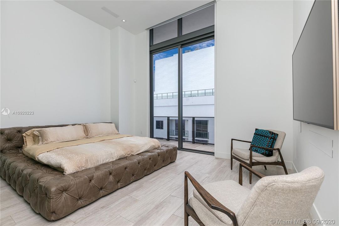 Vendido Recientemente: $1,100,000 (3 camas, 3 baños, 2129 Pies cuadrados)