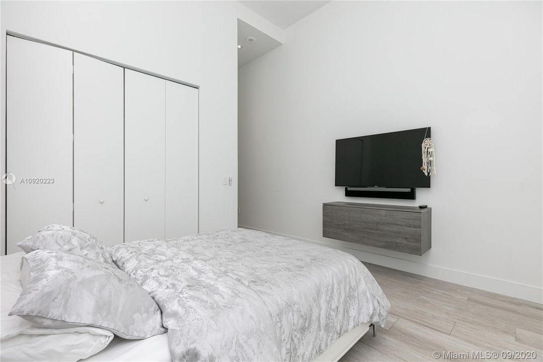 Vendido Recientemente: $1,100,000 (3 camas, 3 baños, 2129 Pies cuadrados)