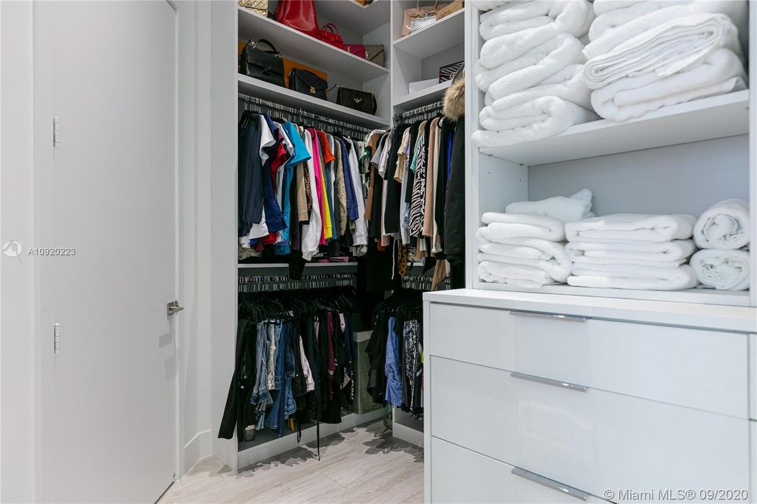 Vendido Recientemente: $1,100,000 (3 camas, 3 baños, 2129 Pies cuadrados)