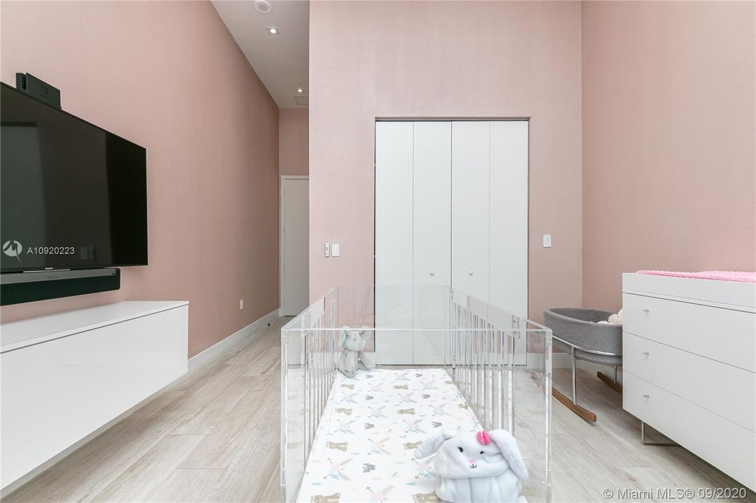 Vendido Recientemente: $1,100,000 (3 camas, 3 baños, 2129 Pies cuadrados)