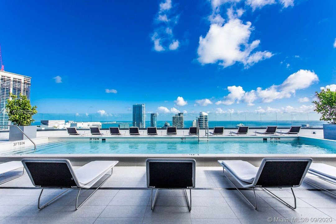 Vendido Recientemente: $1,100,000 (3 camas, 3 baños, 2129 Pies cuadrados)