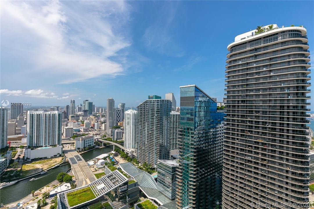 Vendido Recientemente: $1,100,000 (3 camas, 3 baños, 2129 Pies cuadrados)