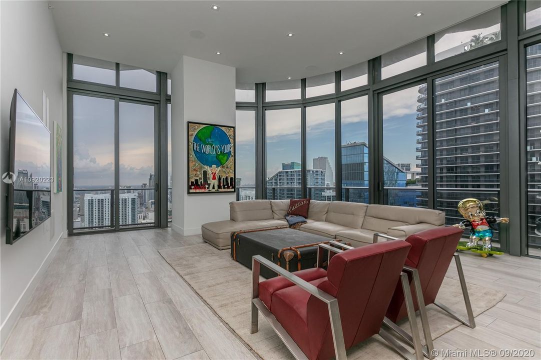 Vendido Recientemente: $1,100,000 (3 camas, 3 baños, 2129 Pies cuadrados)