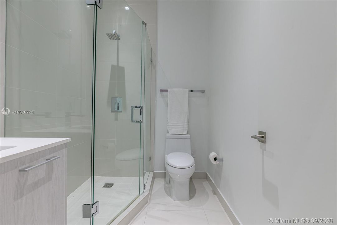 Vendido Recientemente: $1,100,000 (3 camas, 3 baños, 2129 Pies cuadrados)