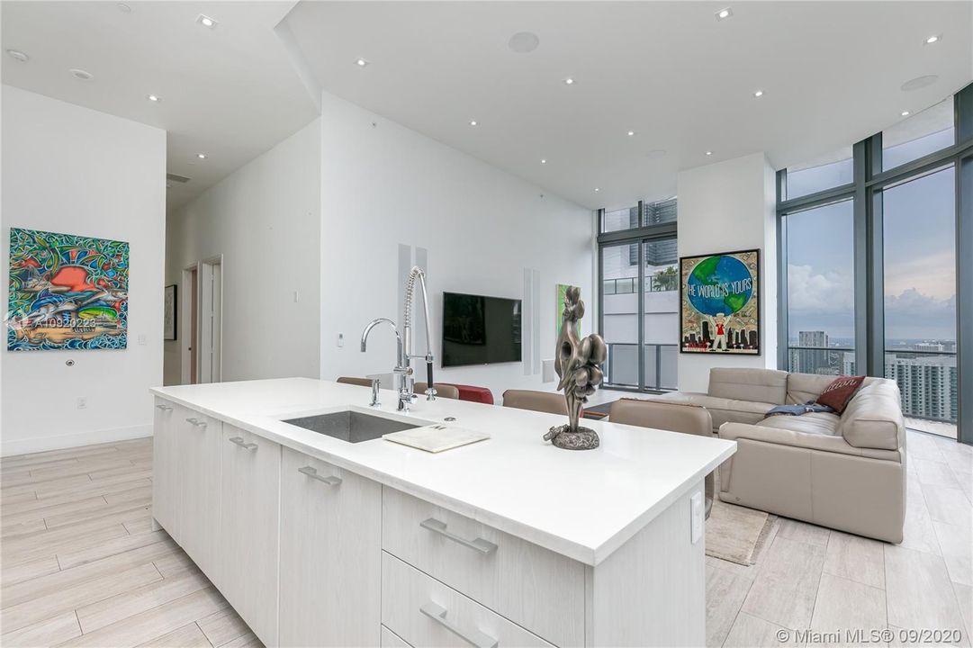 Vendido Recientemente: $1,100,000 (3 camas, 3 baños, 2129 Pies cuadrados)
