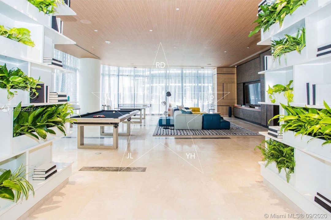Vendido Recientemente: $1,100,000 (3 camas, 3 baños, 2129 Pies cuadrados)