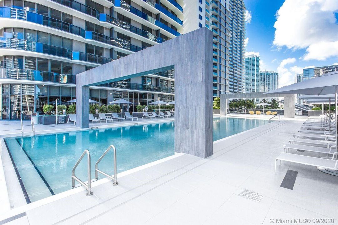 Vendido Recientemente: $1,100,000 (3 camas, 3 baños, 2129 Pies cuadrados)