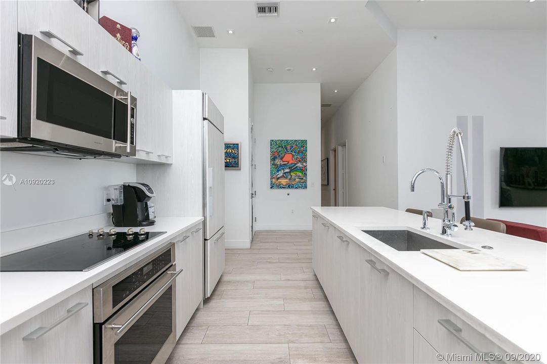Vendido Recientemente: $1,100,000 (3 camas, 3 baños, 2129 Pies cuadrados)