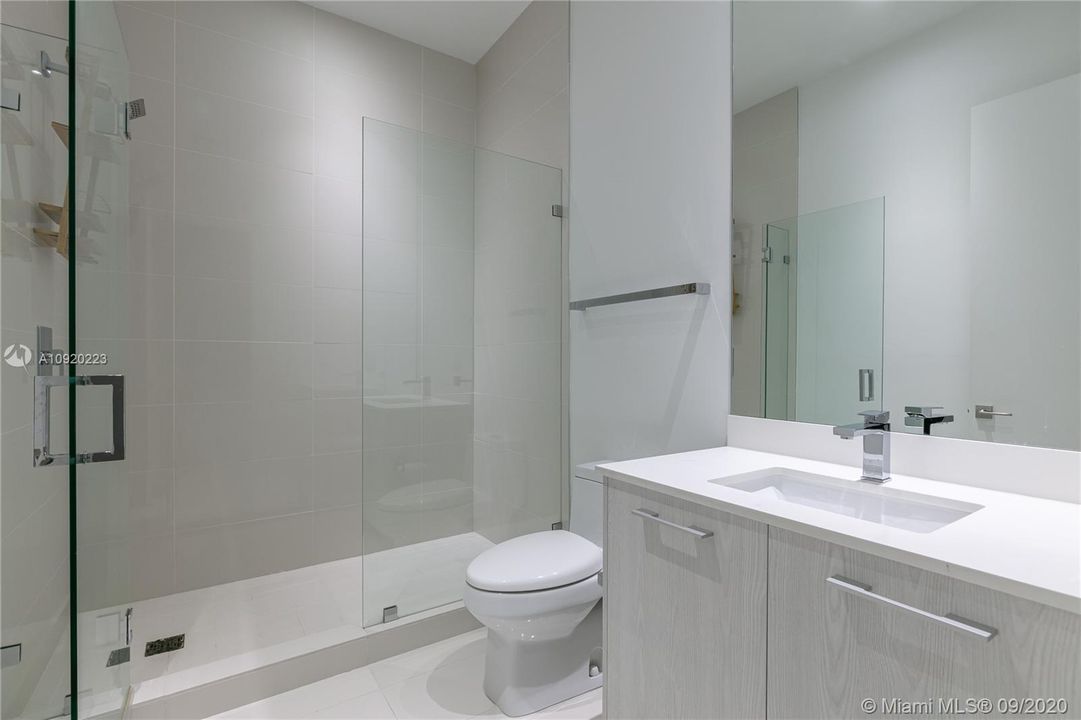 Vendido Recientemente: $1,100,000 (3 camas, 3 baños, 2129 Pies cuadrados)