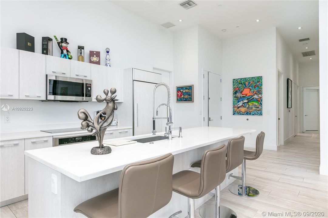 Vendido Recientemente: $1,100,000 (3 camas, 3 baños, 2129 Pies cuadrados)