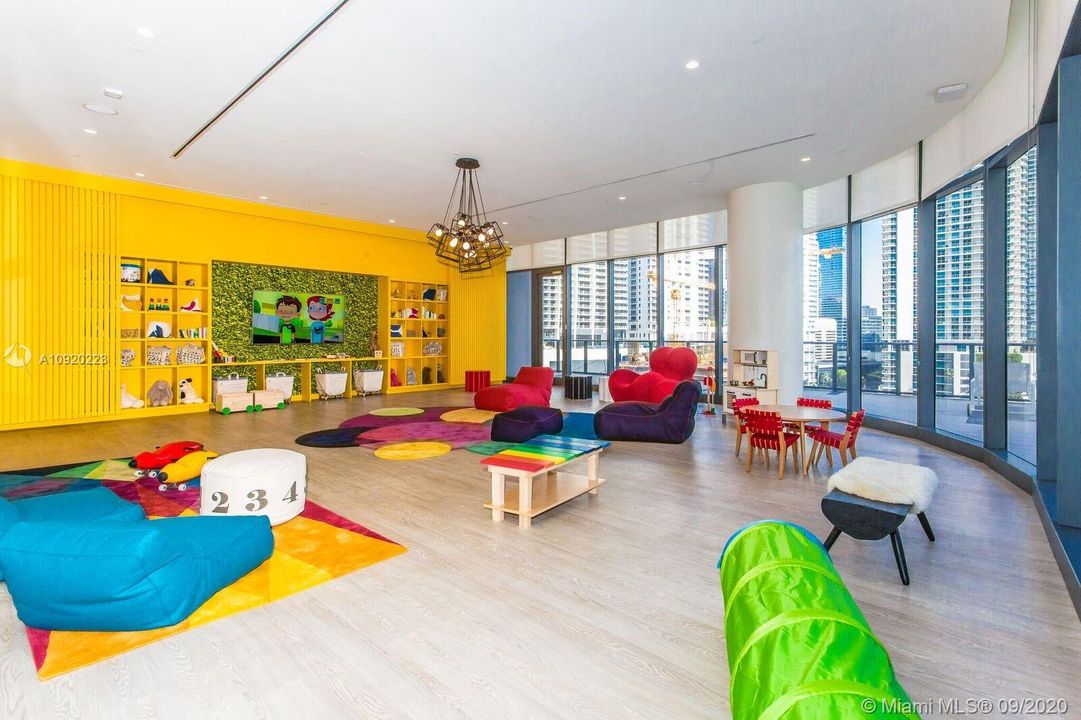 Vendido Recientemente: $1,100,000 (3 camas, 3 baños, 2129 Pies cuadrados)