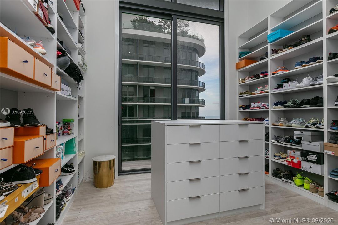 Vendido Recientemente: $1,100,000 (3 camas, 3 baños, 2129 Pies cuadrados)