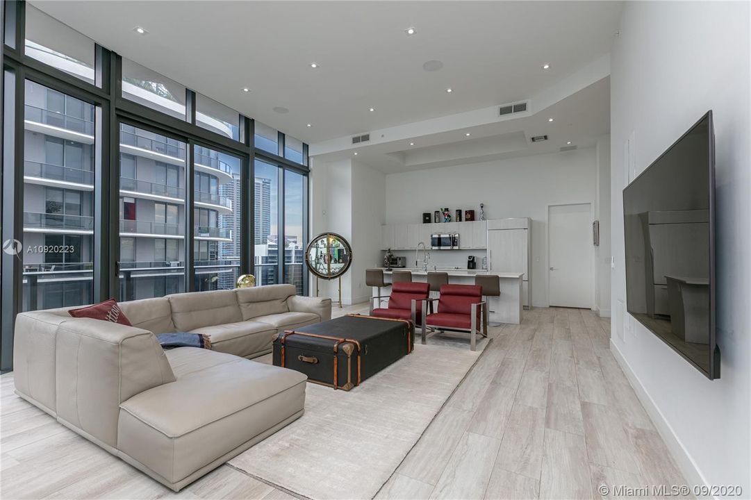 Vendido Recientemente: $1,100,000 (3 camas, 3 baños, 2129 Pies cuadrados)