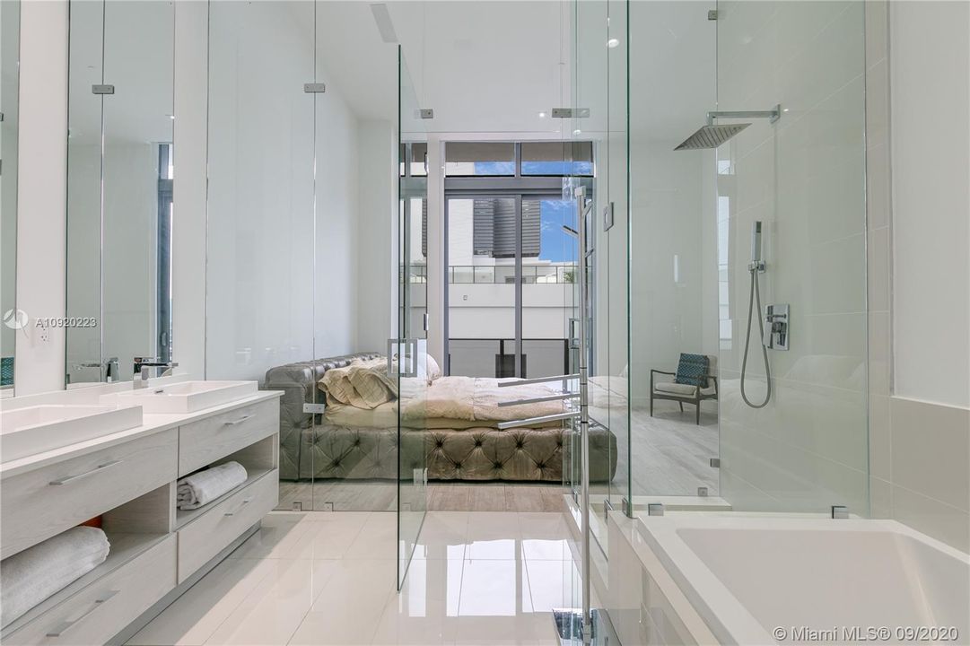 Vendido Recientemente: $1,100,000 (3 camas, 3 baños, 2129 Pies cuadrados)