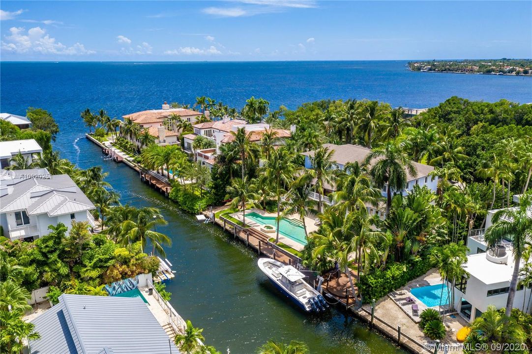 Vendido Recientemente: $7,200,000 (7 camas, 6 baños, 6993 Pies cuadrados)