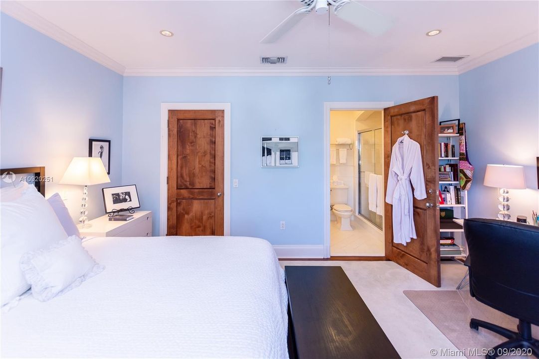 Vendido Recientemente: $7,200,000 (7 camas, 6 baños, 6993 Pies cuadrados)