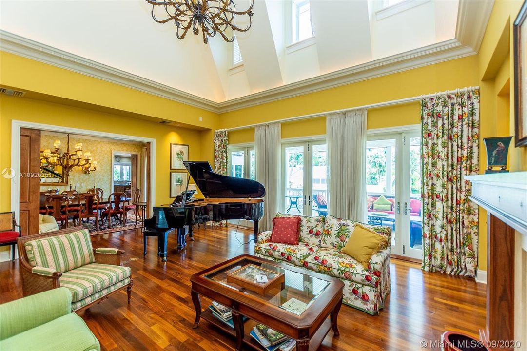 Vendido Recientemente: $7,200,000 (7 camas, 6 baños, 6993 Pies cuadrados)