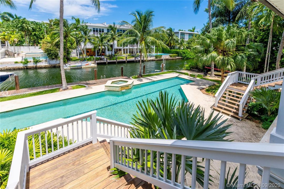 Vendido Recientemente: $7,200,000 (7 camas, 6 baños, 6993 Pies cuadrados)