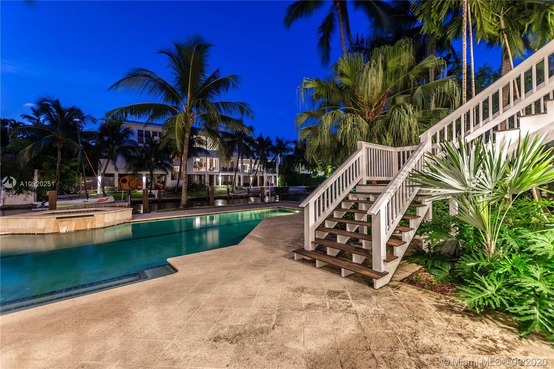 Vendido Recientemente: $7,200,000 (7 camas, 6 baños, 6993 Pies cuadrados)